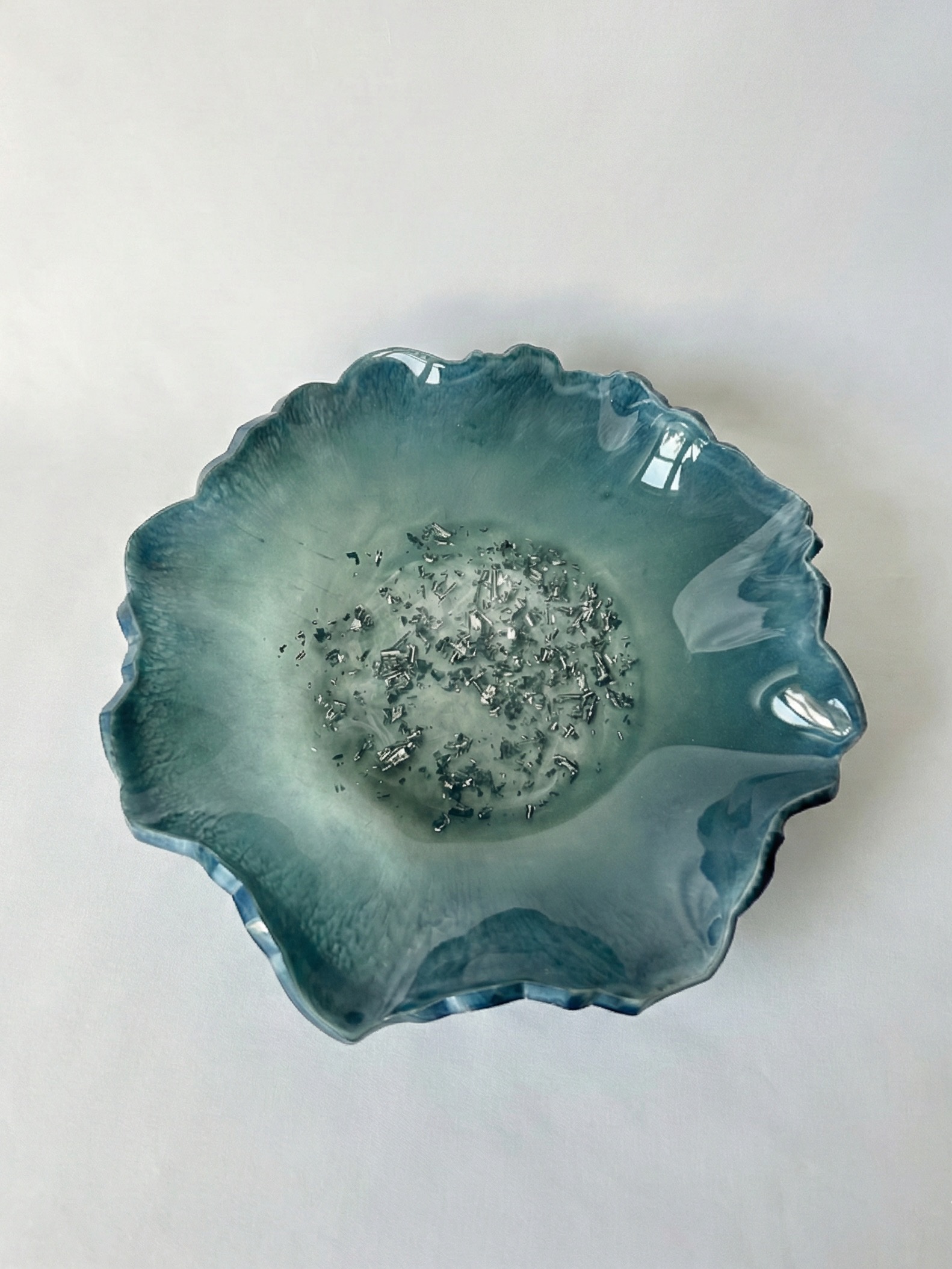 TALERZ DEKORACYJNY z EPOXY o nieregularnych kształtach NIEBIESKI z płatkami srebra - nr TZ/3